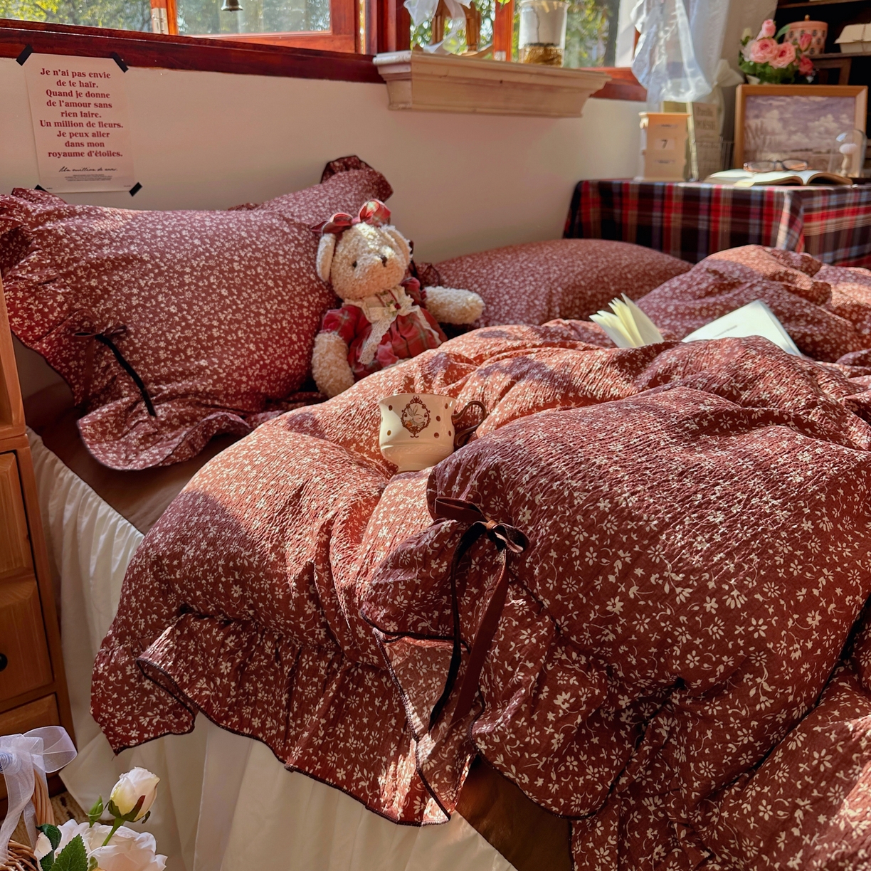 91家纺网 家纺一手货源 找家纺 阿曼达 2026新款日韩系复古印花小碎花花边蝴蝶结系列四件套 复古蝴蝶结-林间序-红