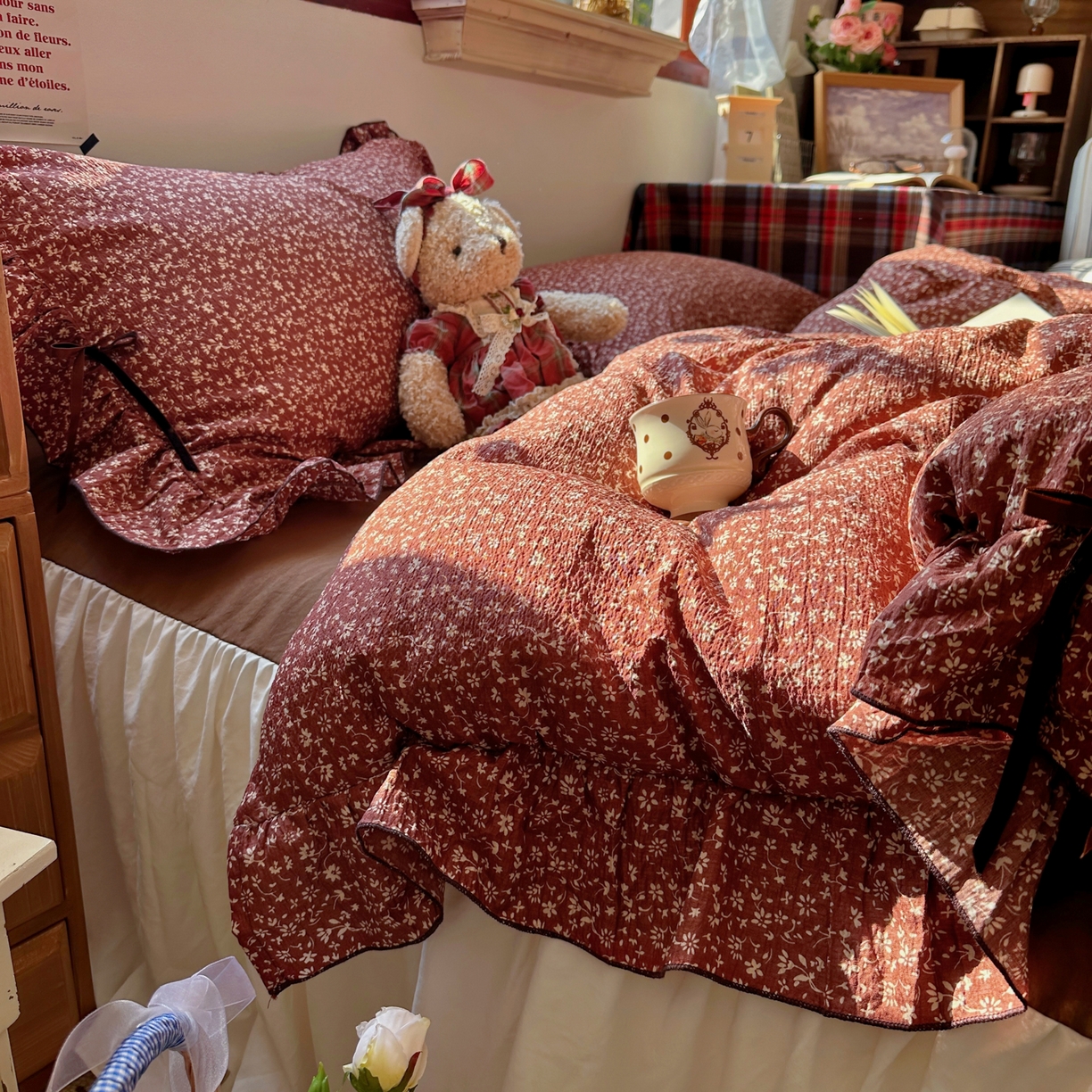 91家纺网 家纺一手货源 找家纺 阿曼达 2026新款日韩系复古印花小碎花花边蝴蝶结系列四件套 复古蝴蝶结-林间序-红