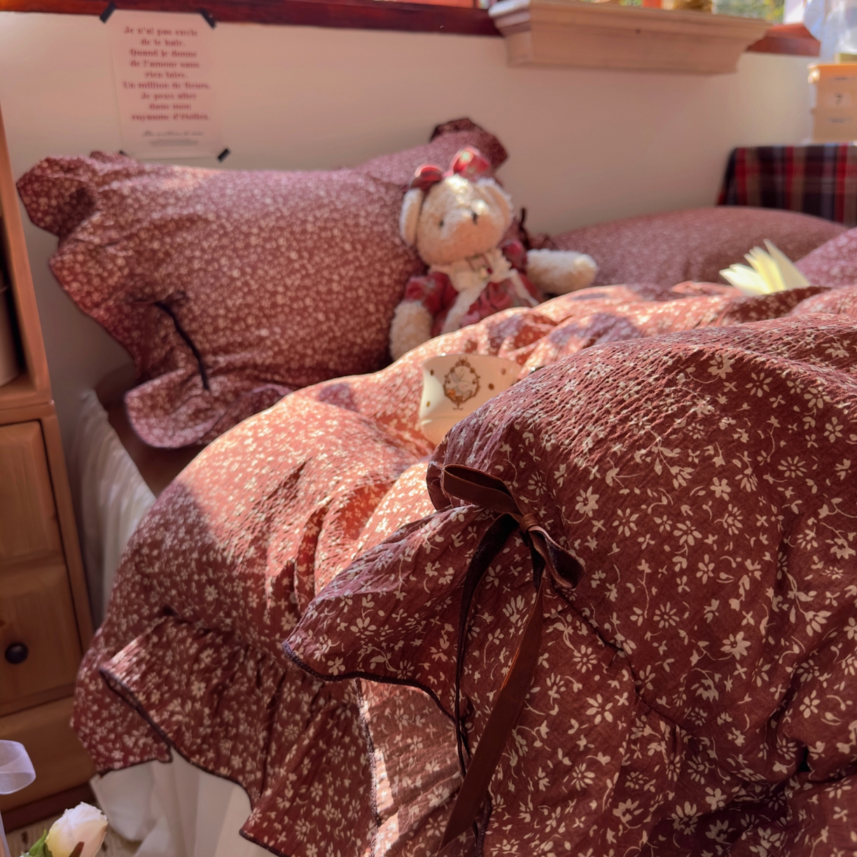 91家纺网 家纺一手货源 找家纺 阿曼达 2026新款日韩系复古印花小碎花花边蝴蝶结系列四件套 复古蝴蝶结-林间序-红