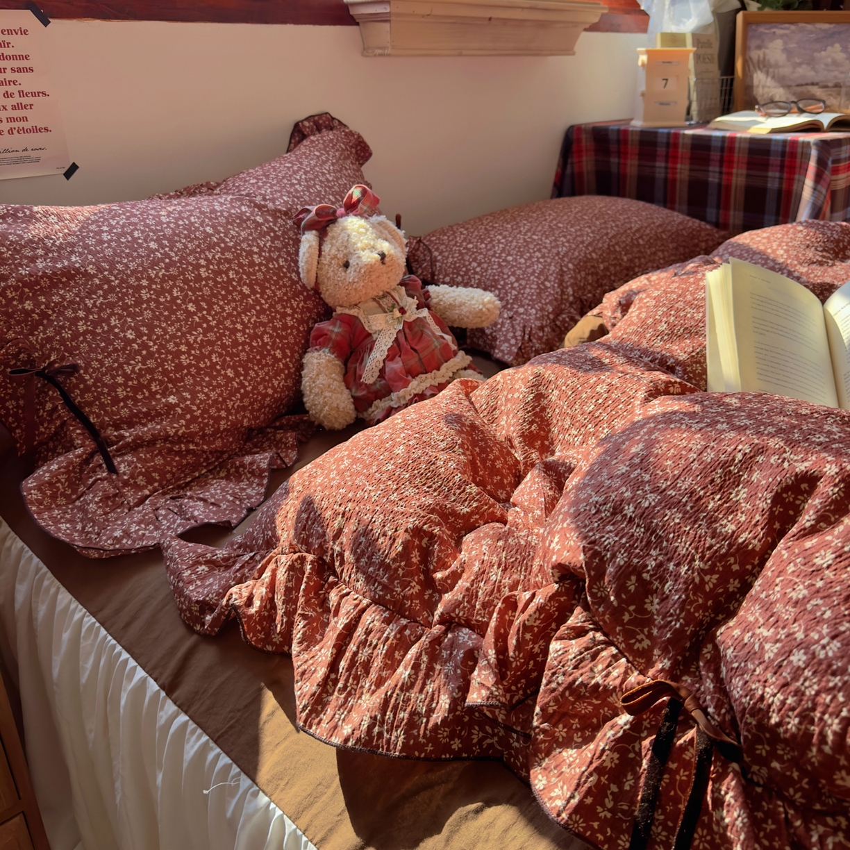 91家纺网 家纺一手货源 找家纺 阿曼达 2026新款日韩系复古印花小碎花花边蝴蝶结系列四件套 复古蝴蝶结-林间序-红