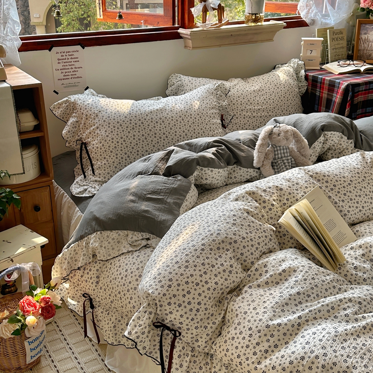 91家纺网 家纺一手货源 找家纺 阿曼达 2026新款日韩系复古印花小碎花花边蝴蝶结系列四件套 复古蝴蝶结-浅花-米灰