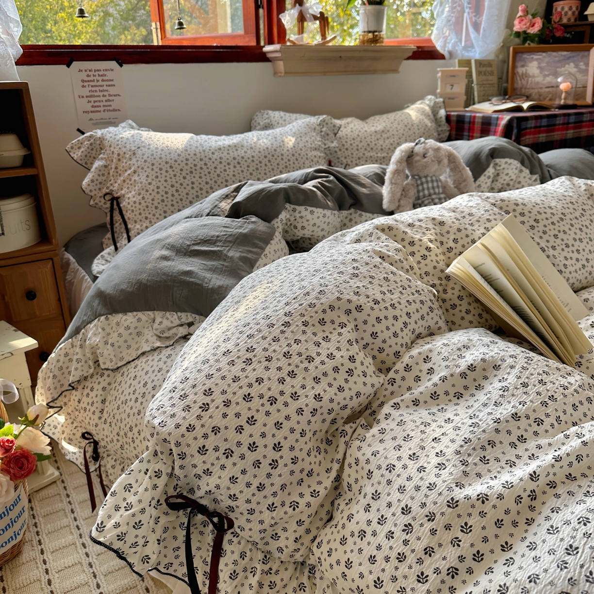 91家纺网 家纺一手货源 找家纺 阿曼达 2026新款日韩系复古印花小碎花花边蝴蝶结系列四件套 复古蝴蝶结-浅花-米灰