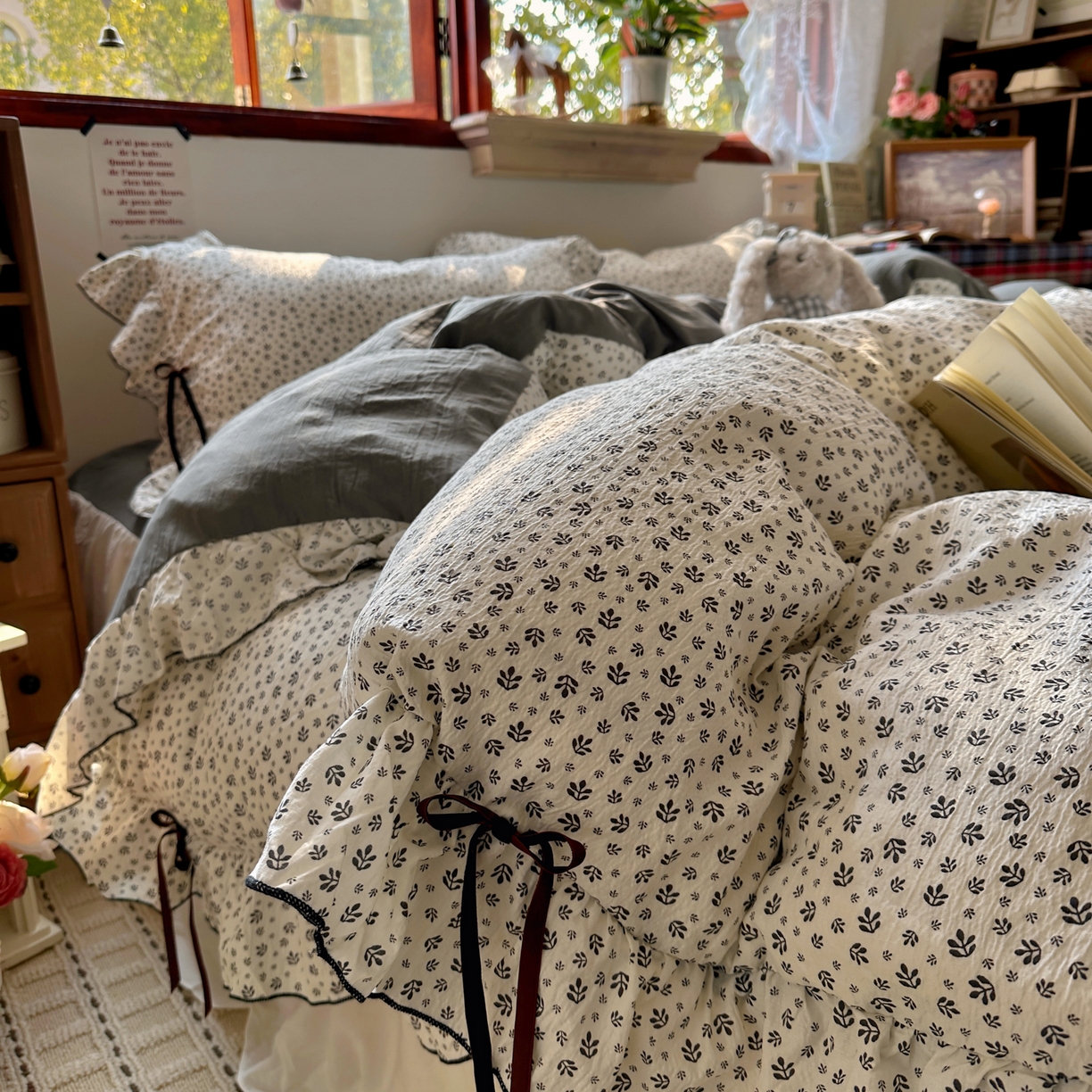 91家纺网 家纺一手货源 找家纺 阿曼达 2026新款日韩系复古印花小碎花花边蝴蝶结系列四件套 复古蝴蝶结-浅花-米灰