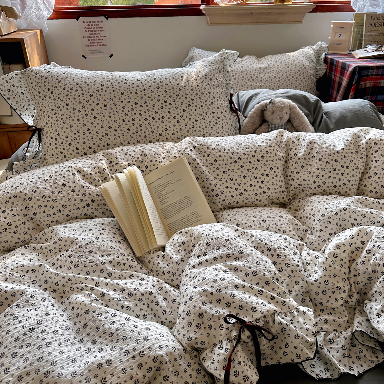 91家纺网 家纺一手货源 找家纺 阿曼达 2026新款日韩系复古印花小碎花花边蝴蝶结系列四件套 复古蝴蝶结-浅花-米灰