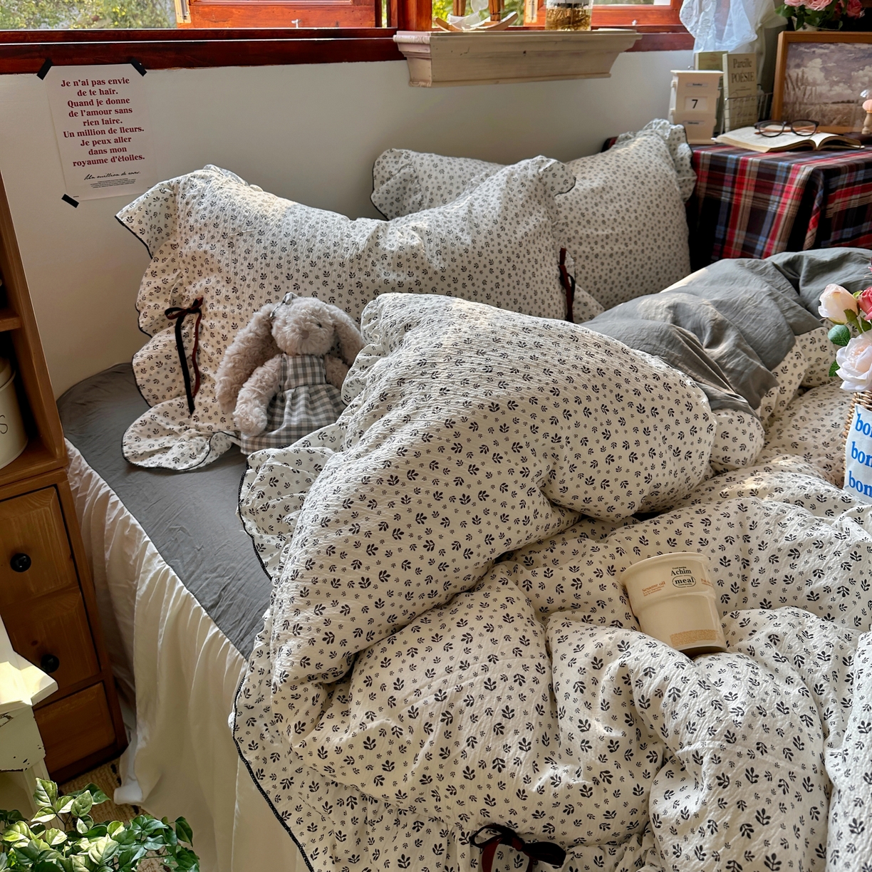 91家纺网 家纺一手货源 找家纺 阿曼达 2026新款日韩系复古印花小碎花花边蝴蝶结系列四件套 复古蝴蝶结-浅花-米灰