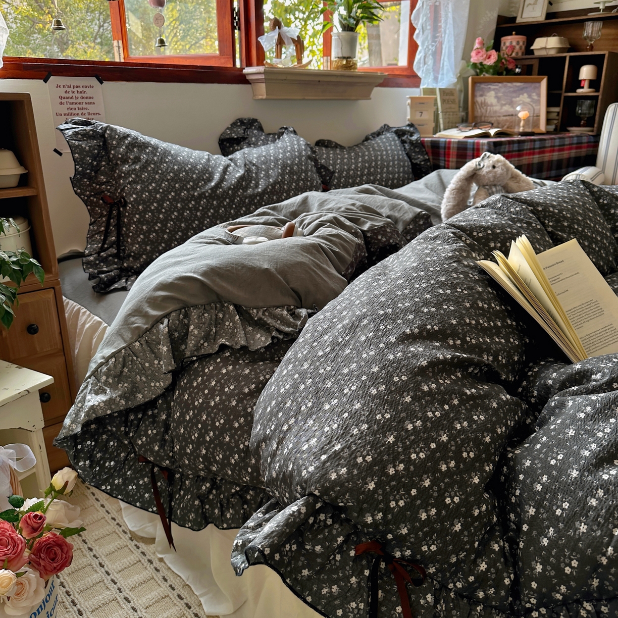 91家纺网 家纺一手货源 找家纺 阿曼达 2026新款日韩系复古印花小碎花花边蝴蝶结系列四件套 复古蝴蝶结-松月间-灰