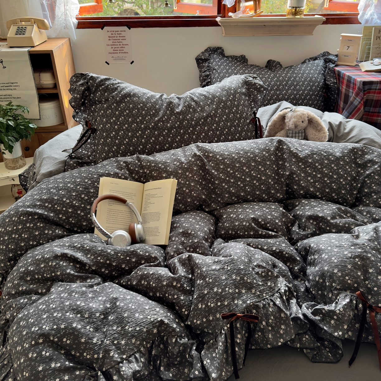 91家纺网 家纺一手货源 找家纺 阿曼达 2026新款日韩系复古印花小碎花花边蝴蝶结系列四件套 复古蝴蝶结-松月间-灰