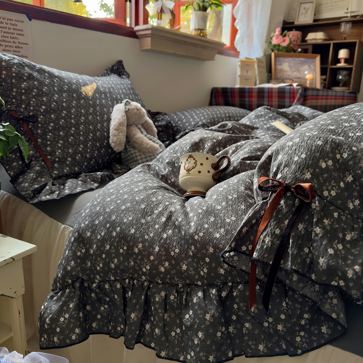 91家纺网 家纺一手货源 找家纺 阿曼达 2026新款日韩系复古印花小碎花花边蝴蝶结系列四件套 复古蝴蝶结-松月间-灰