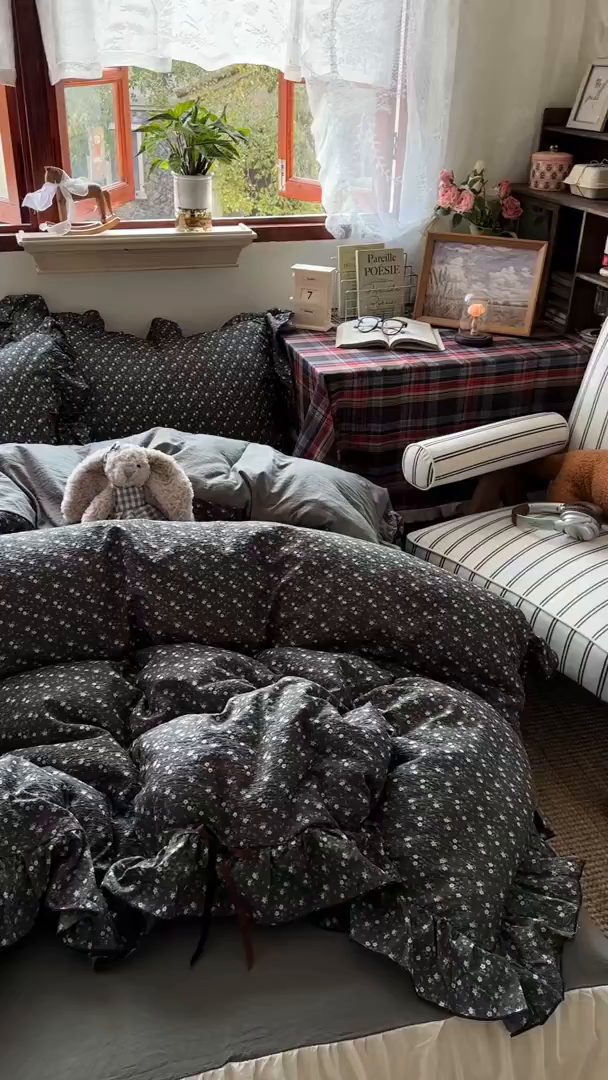 91家纺网 家纺一手货源 找家纺 阿曼达 2026新款日韩系复古印花小碎花花边蝴蝶结系列四件套 复古蝴蝶结-松月间-灰