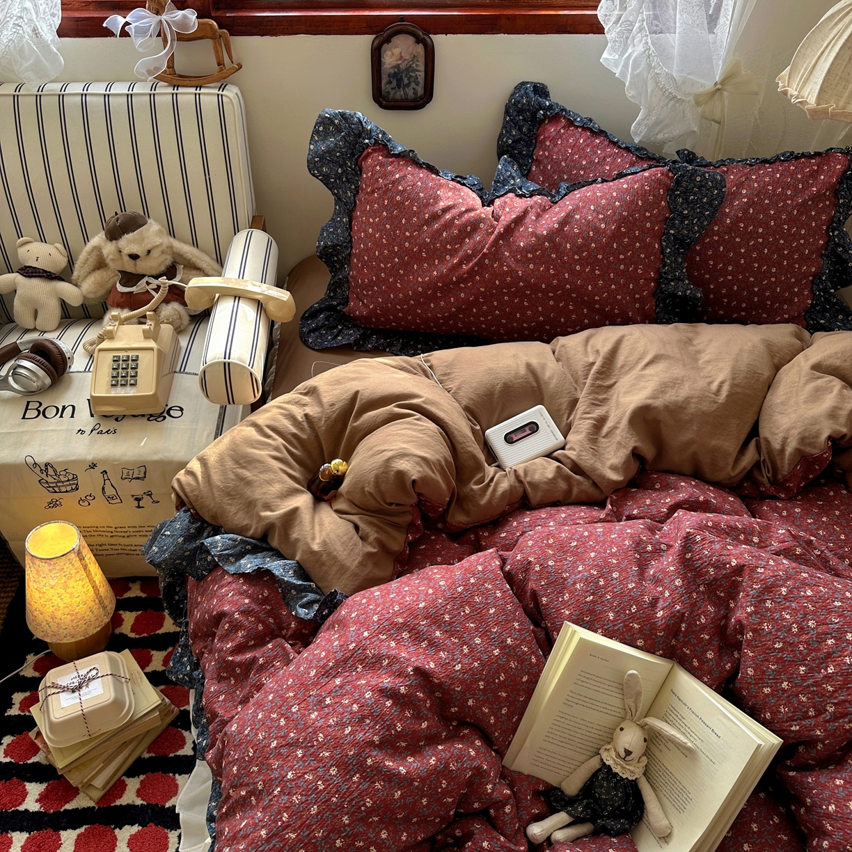 91家纺网 家纺一手货源 找家纺 阿曼达 2026新款印花复古森系小碎花花边款四件套 复古森系-浆果藤-红