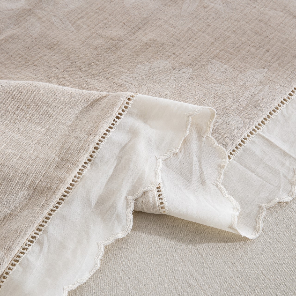 91家纺网 家纺一手货源 找家纺 双层纱家居 2026新款浣溪沙棉麻刺绣花边款四件套 浣溪沙-白