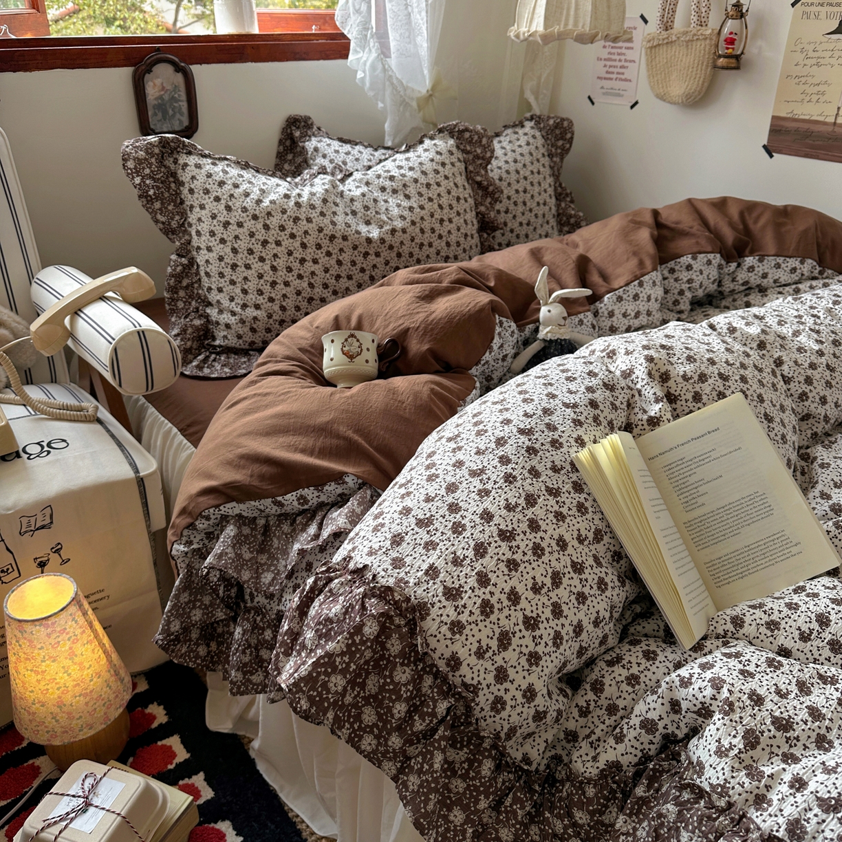 91家纺网 家纺一手货源 找家纺 阿曼达 2026新款印花复古森系小碎花花边款四件套 复古森系-朝花辞-米