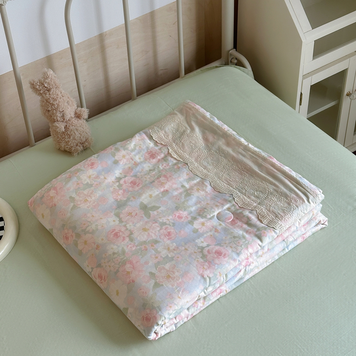 91家纺网 家纺一手货源 找家纺 绫韵家纺 2026夏季新品A类全棉双层纱法式大花边夏被四件套 国色芳华·粉