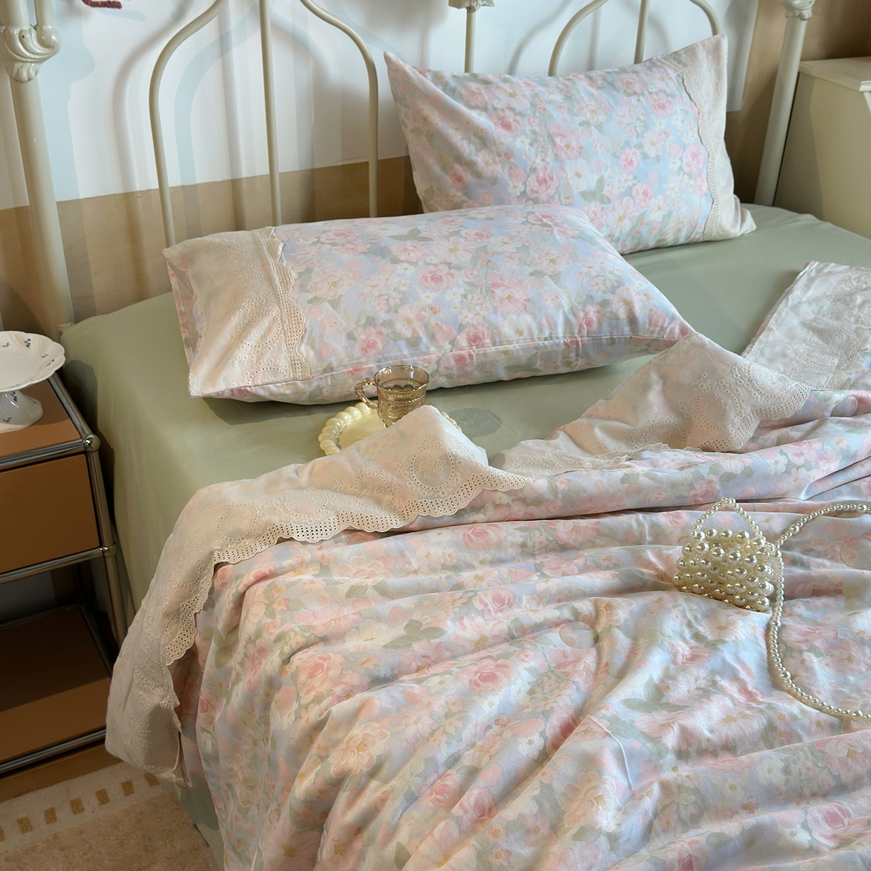 91家纺网 家纺一手货源 找家纺 绫韵家纺 2026夏季新品A类全棉双层纱法式大花边夏被四件套 国色芳华·粉