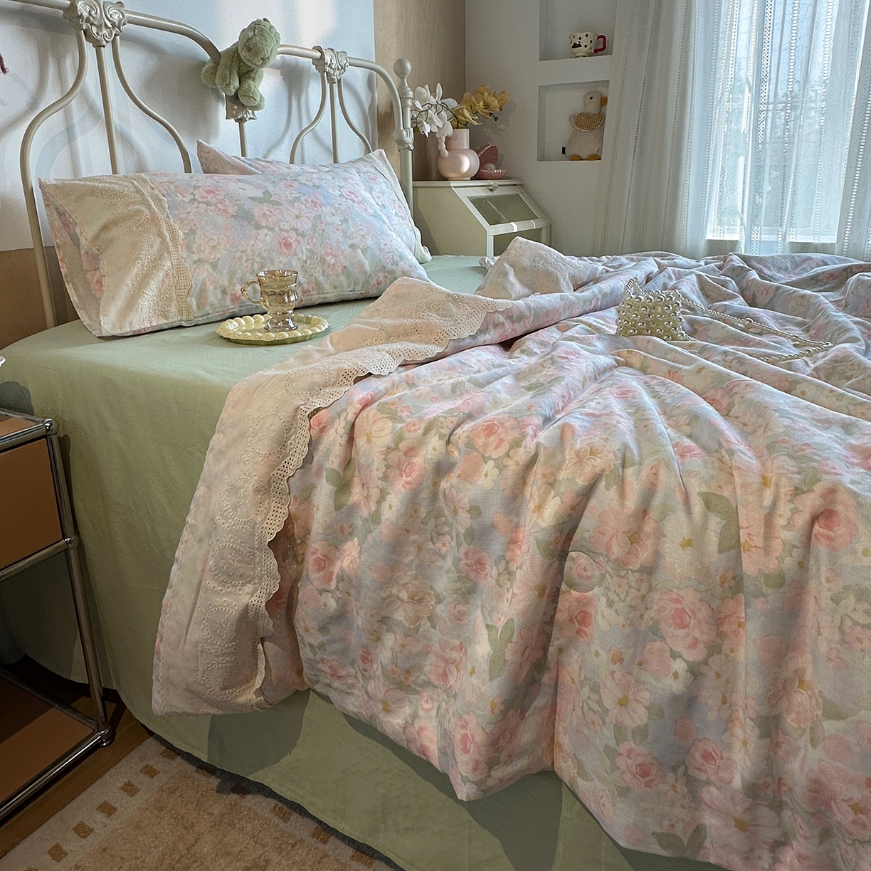 91家纺网 家纺一手货源 找家纺 绫韵家纺 2026夏季新品A类全棉双层纱法式大花边夏被四件套 国色芳华·粉