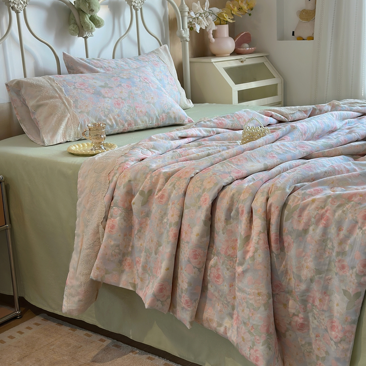 91家纺网 家纺一手货源 找家纺 绫韵家纺 2026夏季新品A类全棉双层纱法式大花边夏被四件套 国色芳华·粉