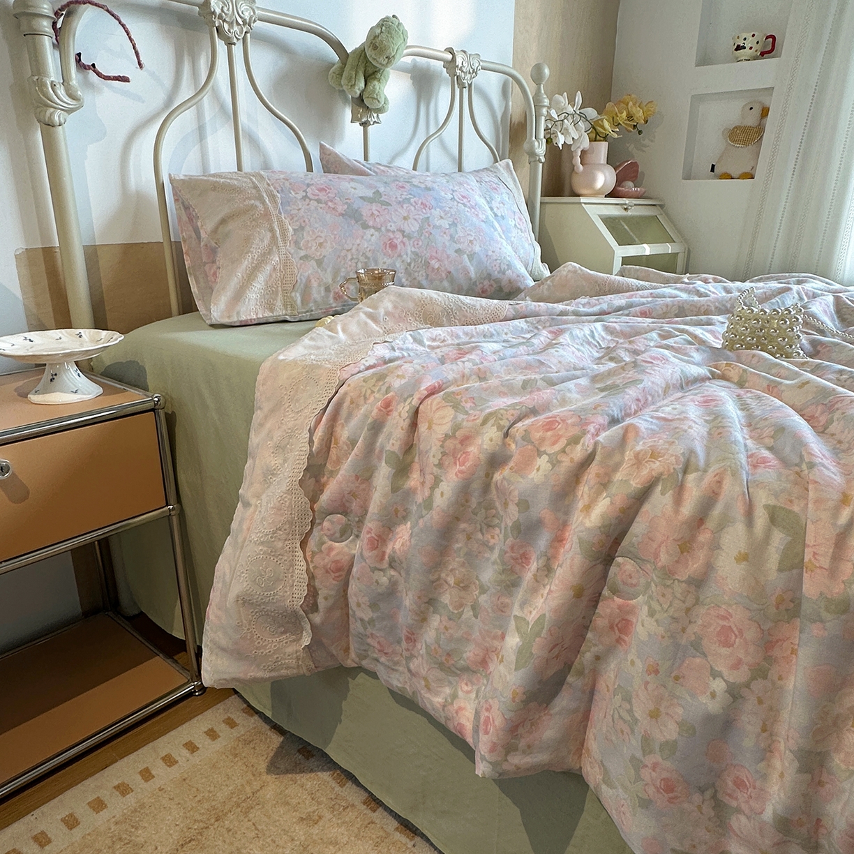 91家纺网 家纺一手货源 找家纺 绫韵家纺 2026夏季新品A类全棉双层纱法式大花边夏被四件套 国色芳华·粉