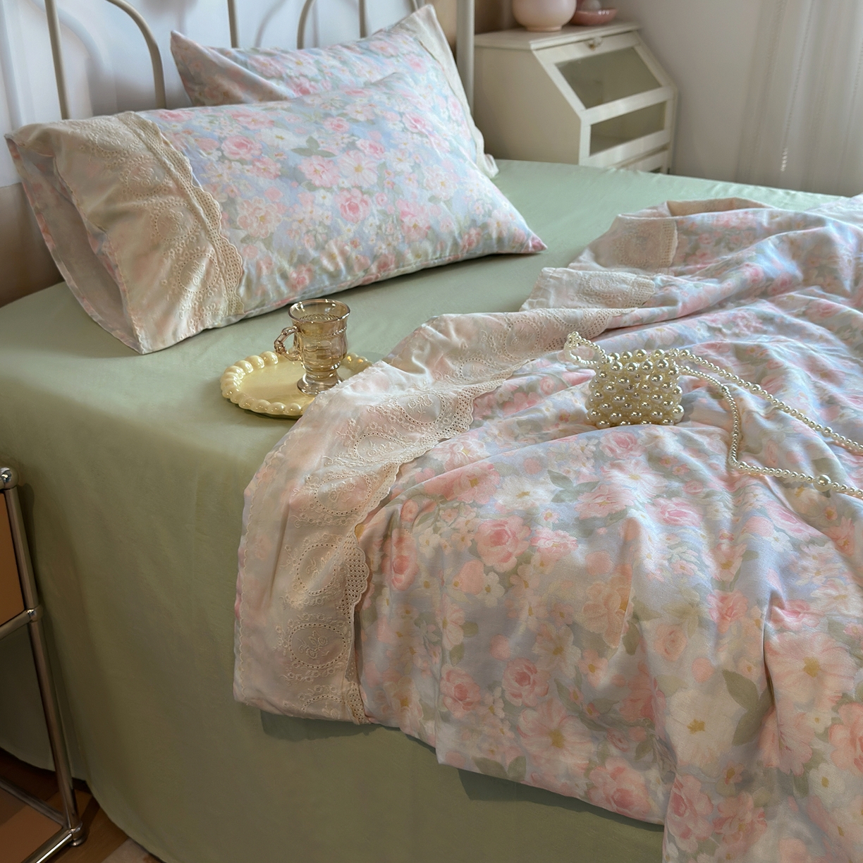 91家纺网 家纺一手货源 找家纺 绫韵家纺 2026夏季新品A类全棉双层纱法式大花边夏被四件套 国色芳华·粉