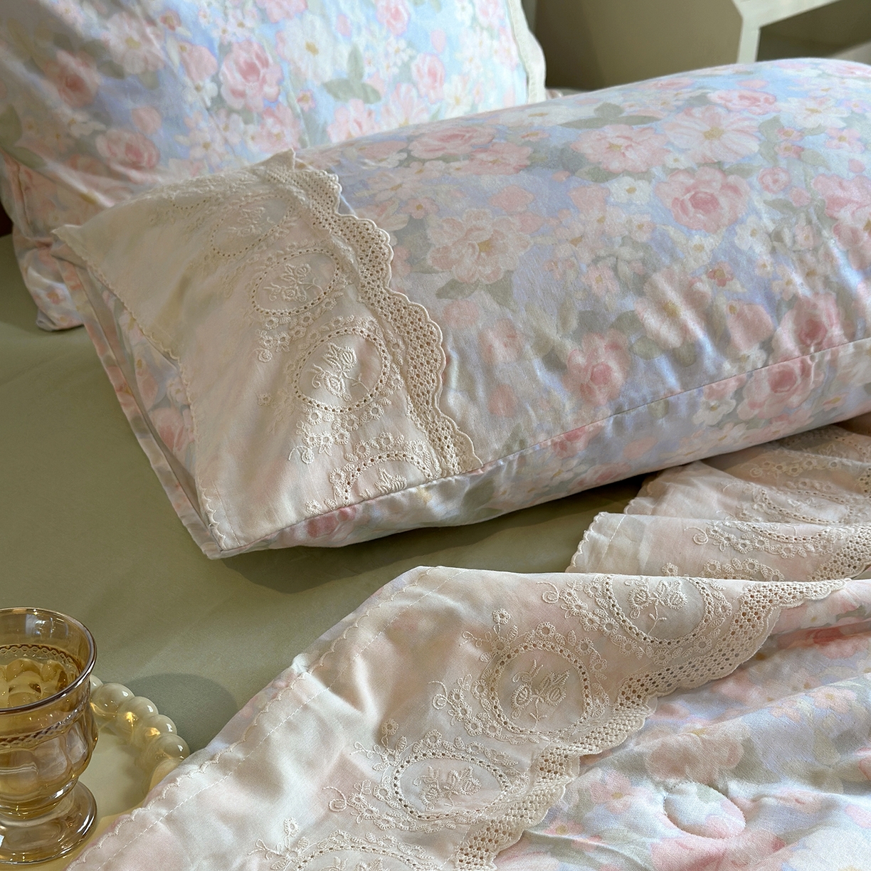 91家纺网 家纺一手货源 找家纺 绫韵家纺 2026夏季新品A类全棉双层纱法式大花边夏被四件套 国色芳华·粉