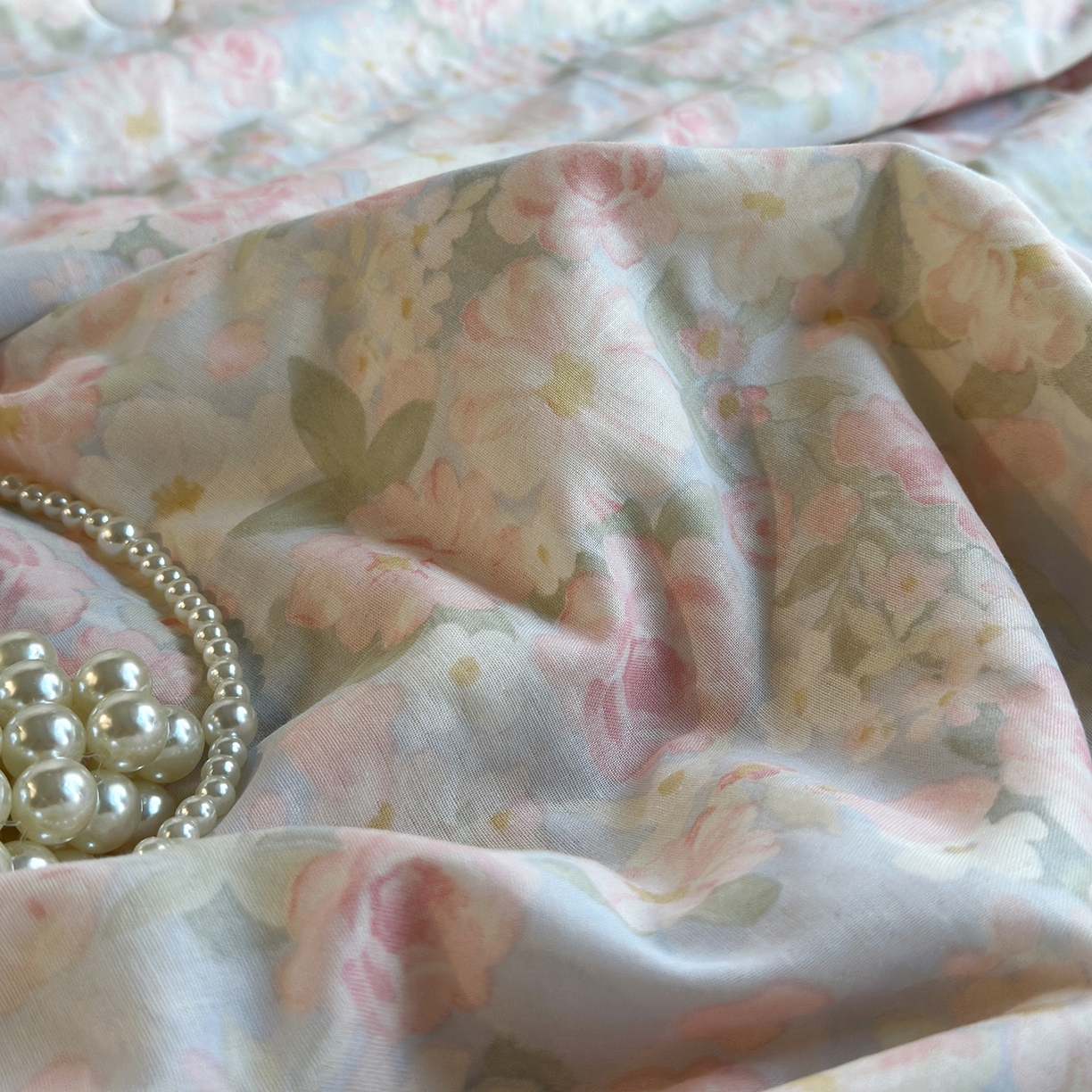 91家纺网 家纺一手货源 找家纺 绫韵家纺 2026夏季新品A类全棉双层纱法式大花边夏被四件套 国色芳华·粉