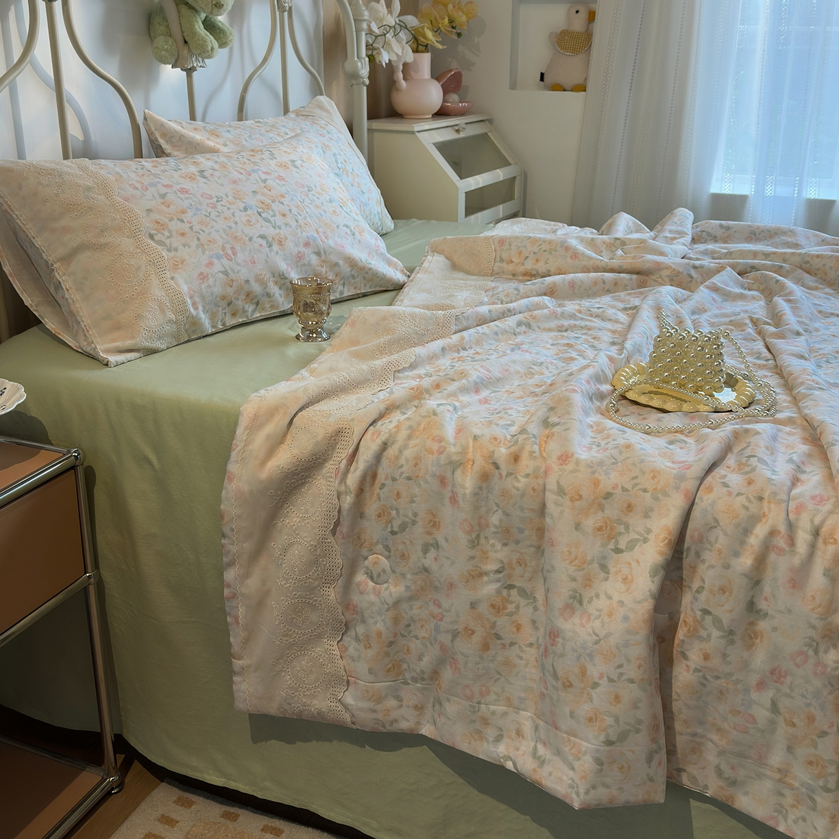91家纺网 家纺一手货源 找家纺 绫韵家纺 2026夏季新品A类全棉双层纱法式大花边夏被四件套 月朦胧·黄