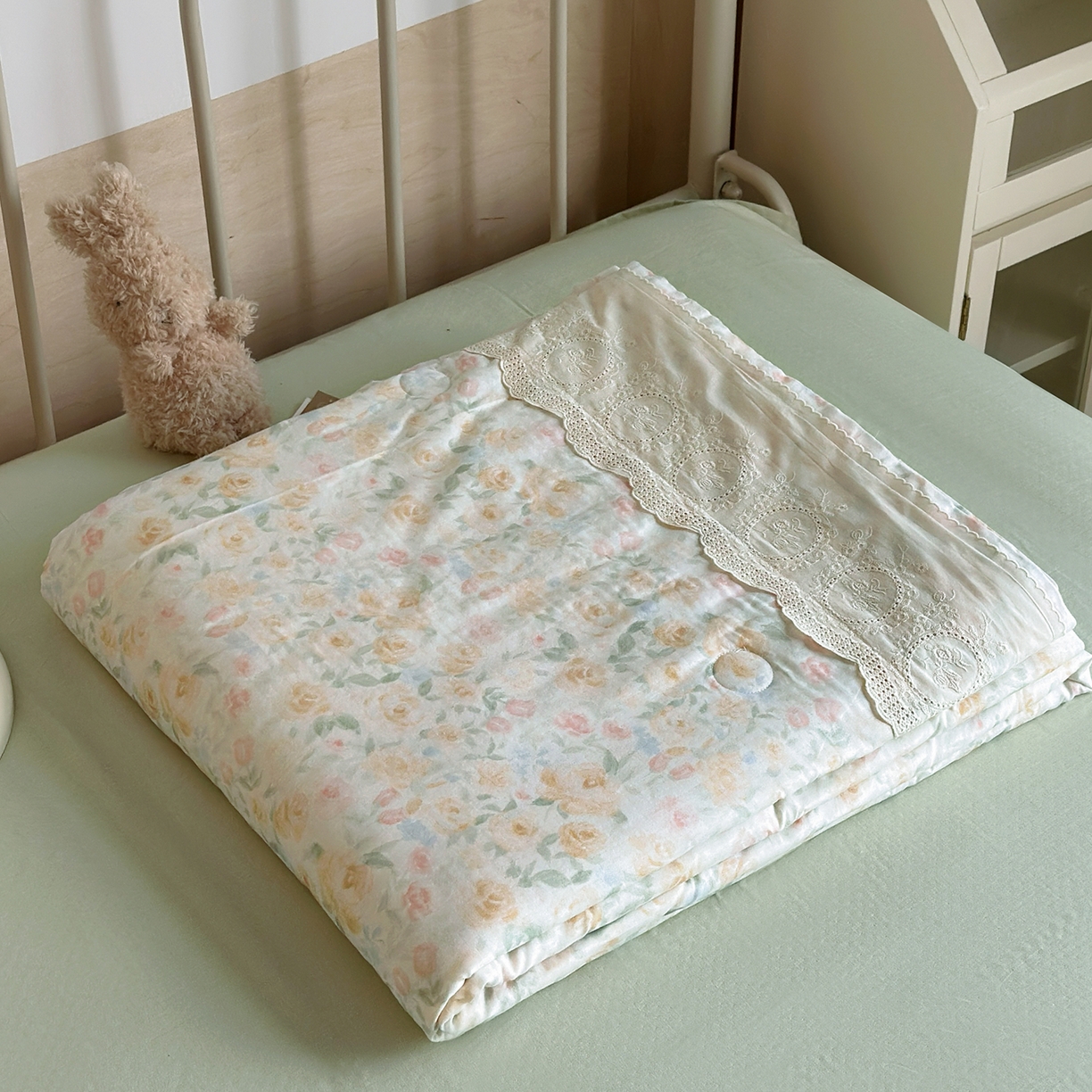 91家纺网 家纺一手货源 找家纺 绫韵家纺 2026夏季新品A类全棉双层纱法式大花边夏被四件套 月朦胧·黄