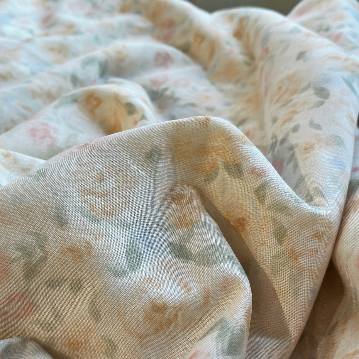 91家纺网 家纺一手货源 找家纺 绫韵家纺 2026夏季新品A类全棉双层纱法式大花边夏被四件套 月朦胧·黄