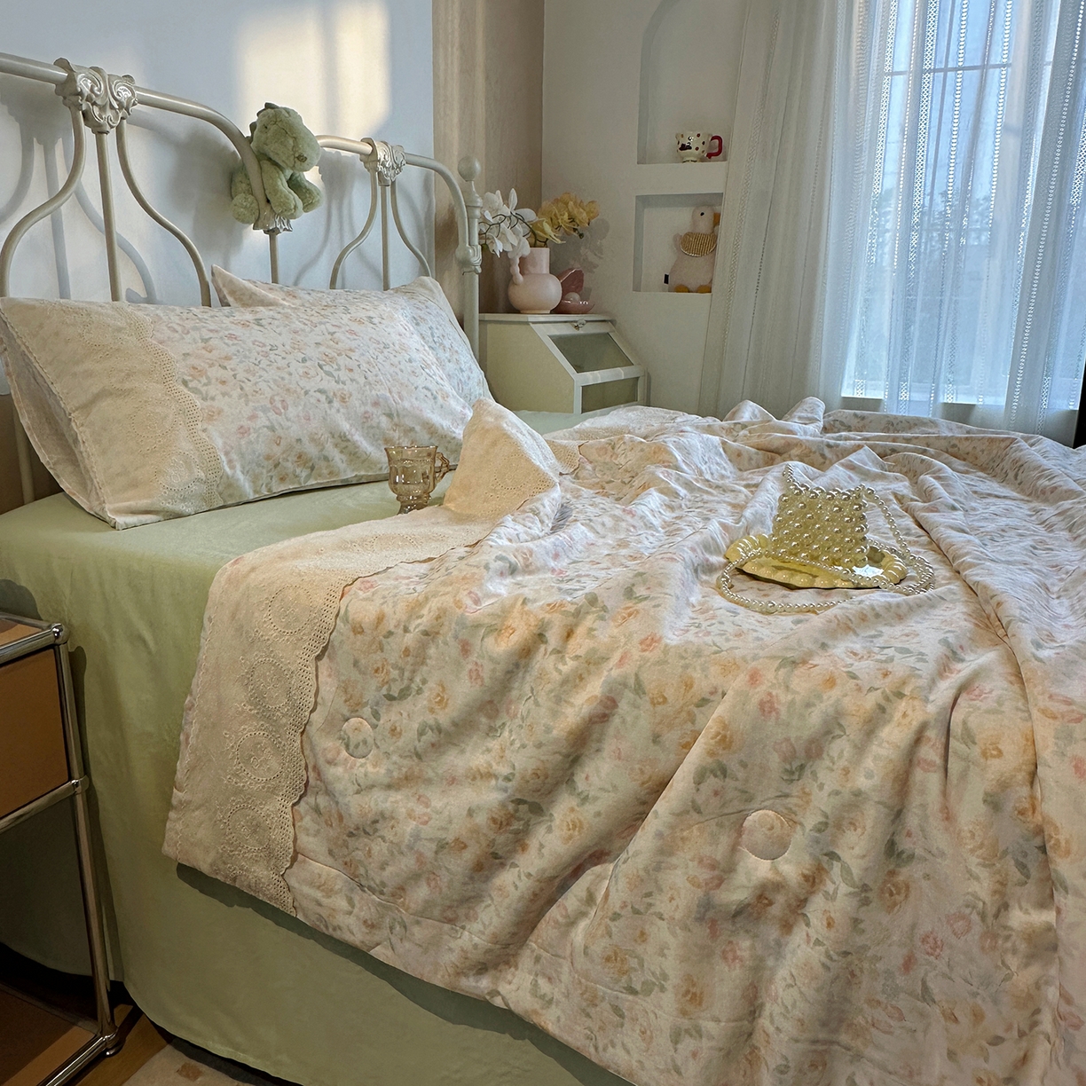 91家纺网 家纺一手货源 找家纺 绫韵家纺 2026夏季新品A类全棉双层纱法式大花边夏被四件套 月朦胧·黄