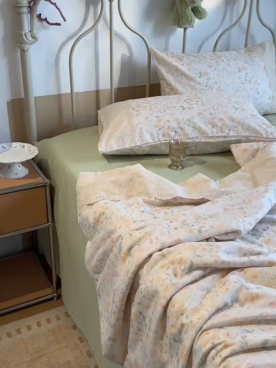 91家纺网 家纺一手货源 找家纺 绫韵家纺 2026夏季新品A类全棉双层纱法式大花边夏被四件套 月朦胧·黄