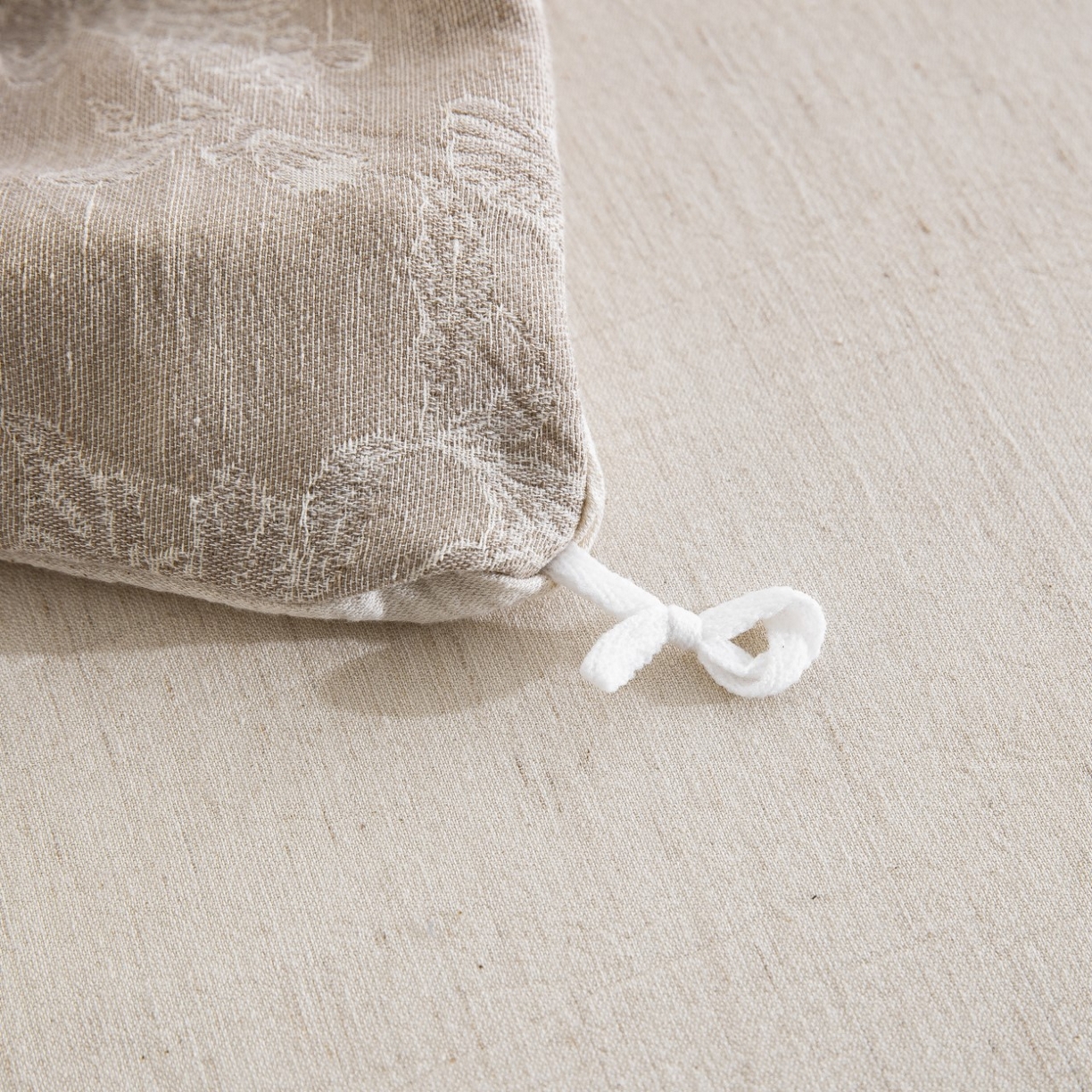 91家纺网 家纺一手货源 找家纺 （总）双层纱家居 2026新款棉麻色织大提花织带款四件套-朱榴