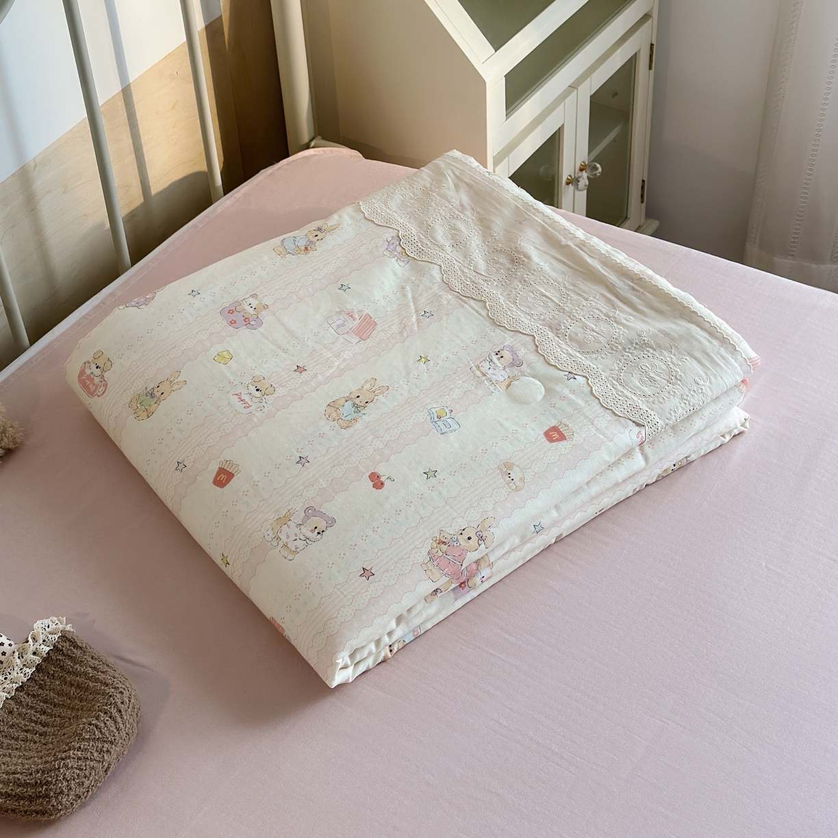 91家纺网 家纺一手货源 找家纺 绫韵家纺 2026夏季新品A类全棉双层纱法式大花边夏被四件套 茉叶