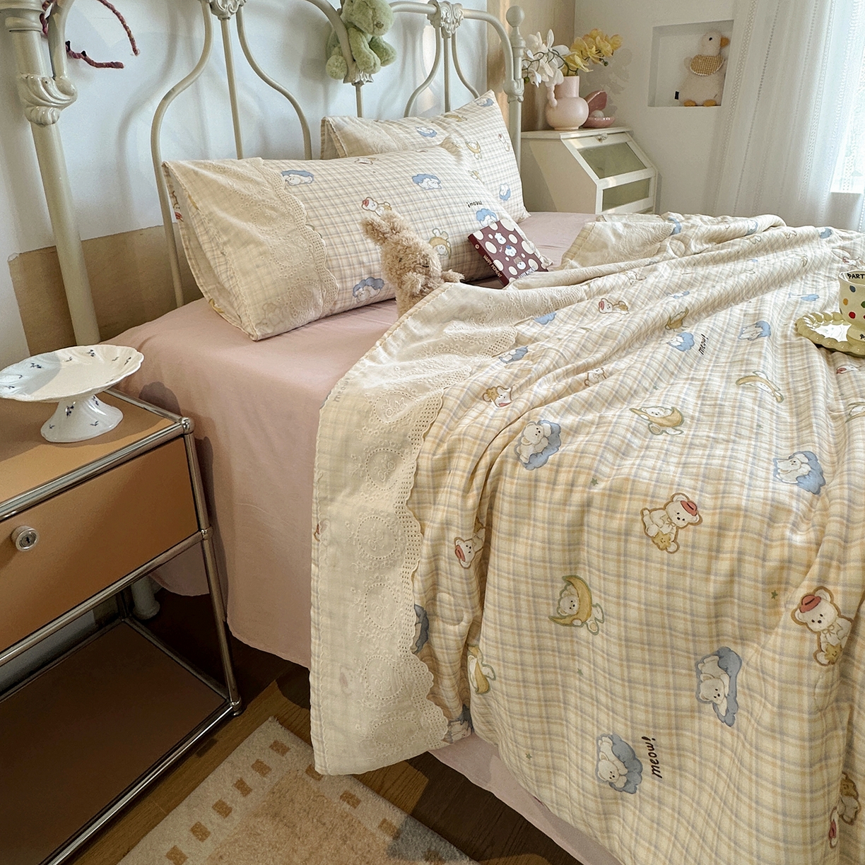 91家纺网 家纺一手货源 找家纺 绫韵家纺 2026夏季新品A类全棉双层纱法式大花边夏被四件套 星月小熊蓝