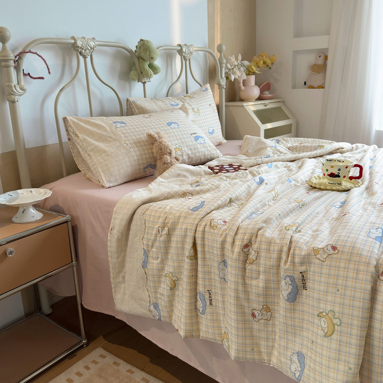 91家纺网 家纺一手货源 找家纺 绫韵家纺 2026夏季新品A类全棉双层纱法式大花边夏被四件套 星月小熊蓝