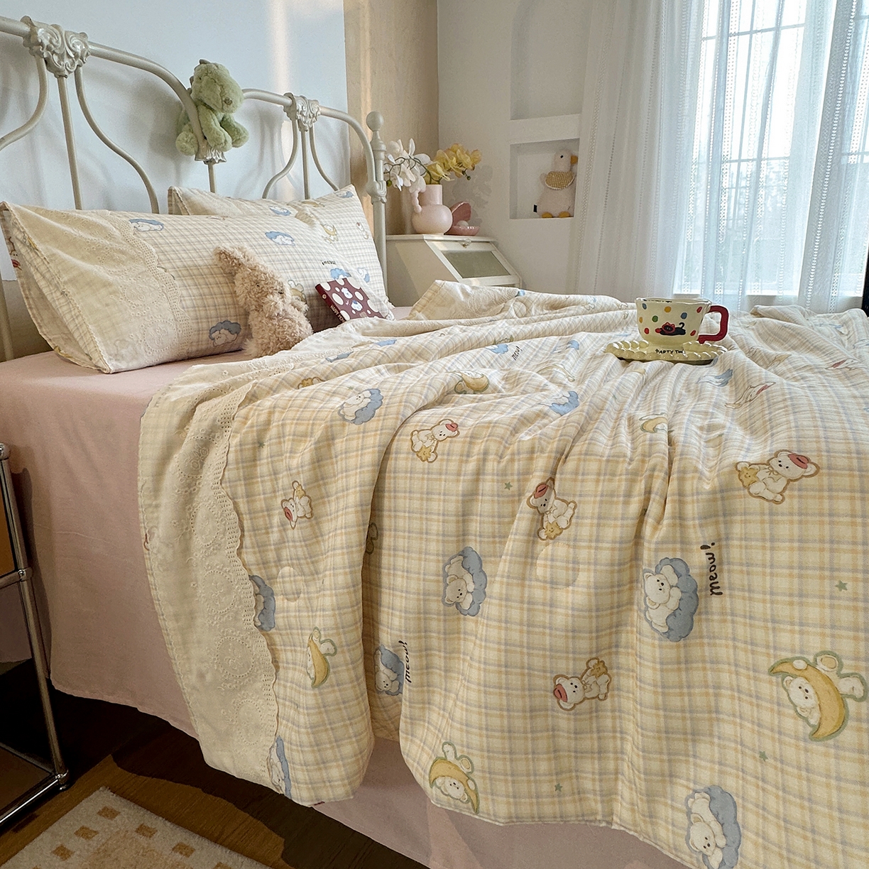 91家纺网 家纺一手货源 找家纺 绫韵家纺 2026夏季新品A类全棉双层纱法式大花边夏被四件套 星月小熊蓝