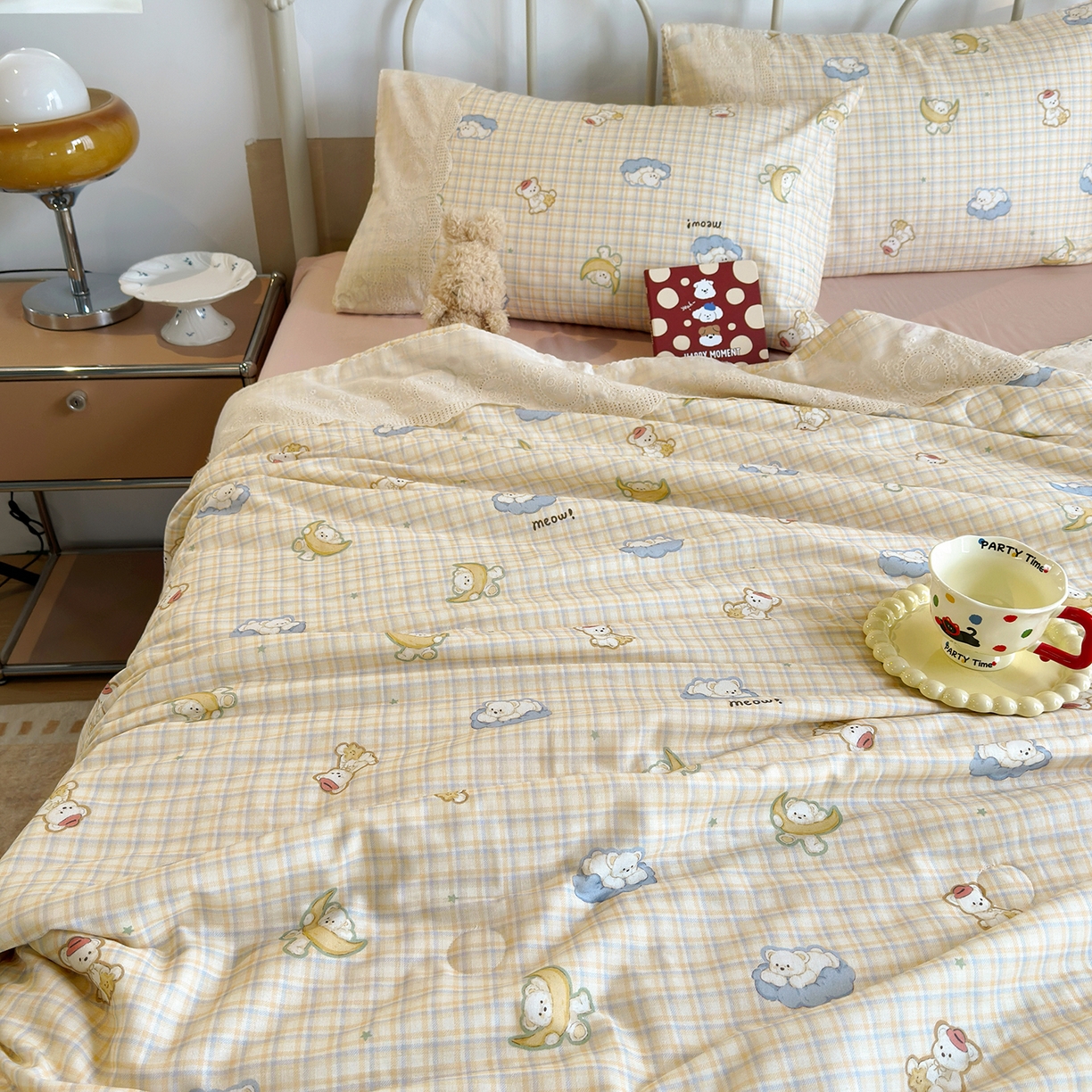 91家纺网 家纺一手货源 找家纺 绫韵家纺 2026夏季新品A类全棉双层纱法式大花边夏被四件套 星月小熊蓝