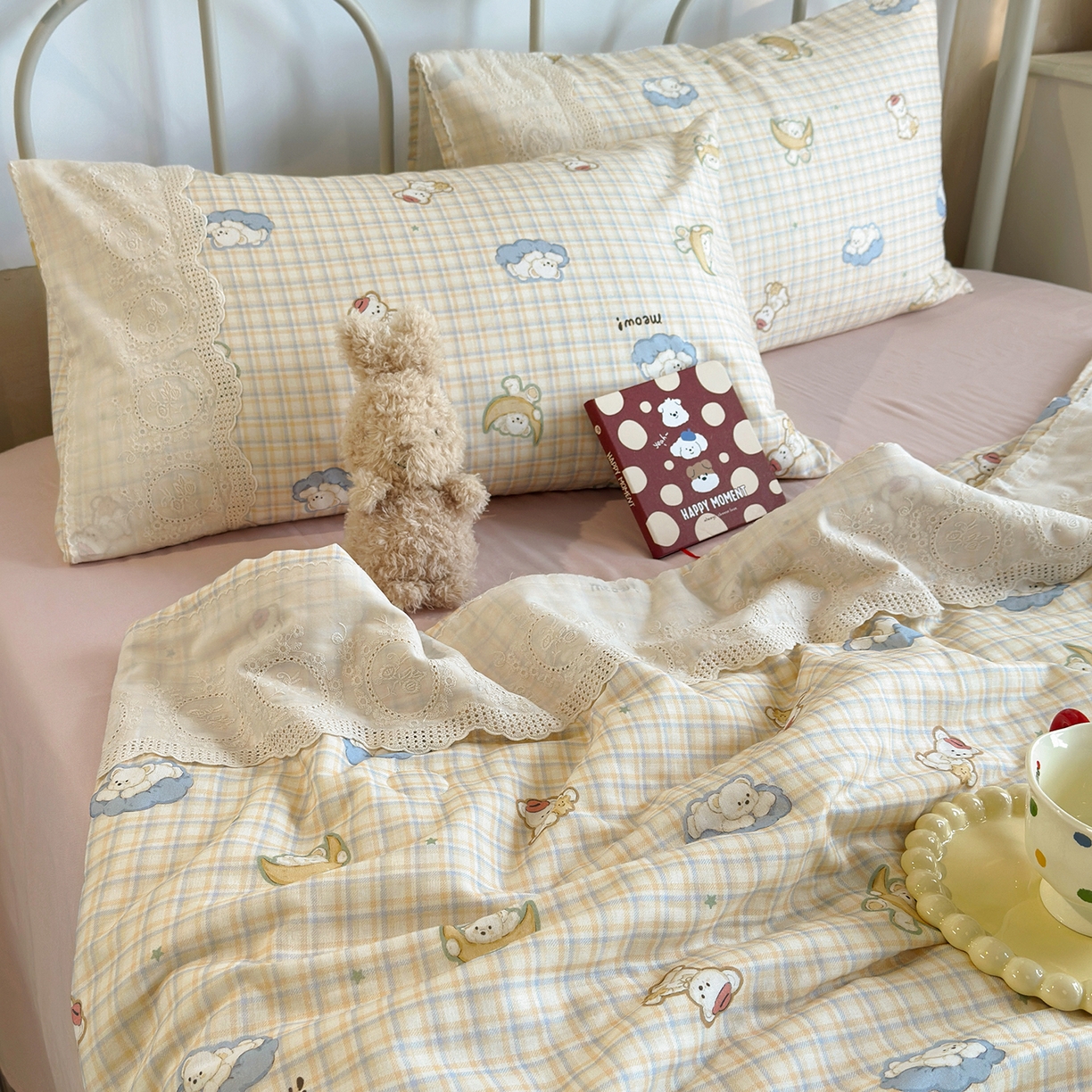 91家纺网 家纺一手货源 找家纺 绫韵家纺 2026夏季新品A类全棉双层纱法式大花边夏被四件套 星月小熊蓝