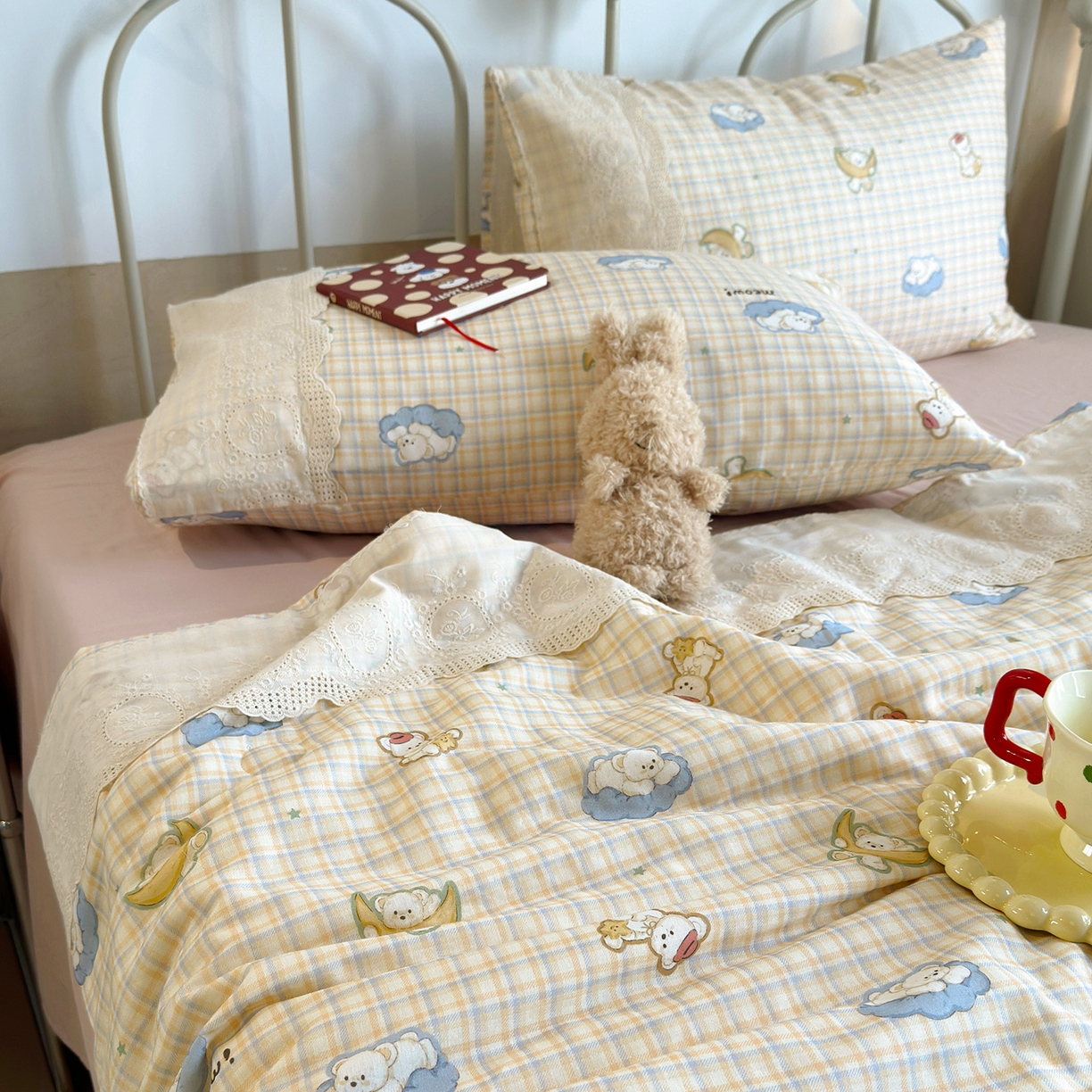 91家纺网 家纺一手货源 找家纺 绫韵家纺 2026夏季新品A类全棉双层纱法式大花边夏被四件套 星月小熊蓝