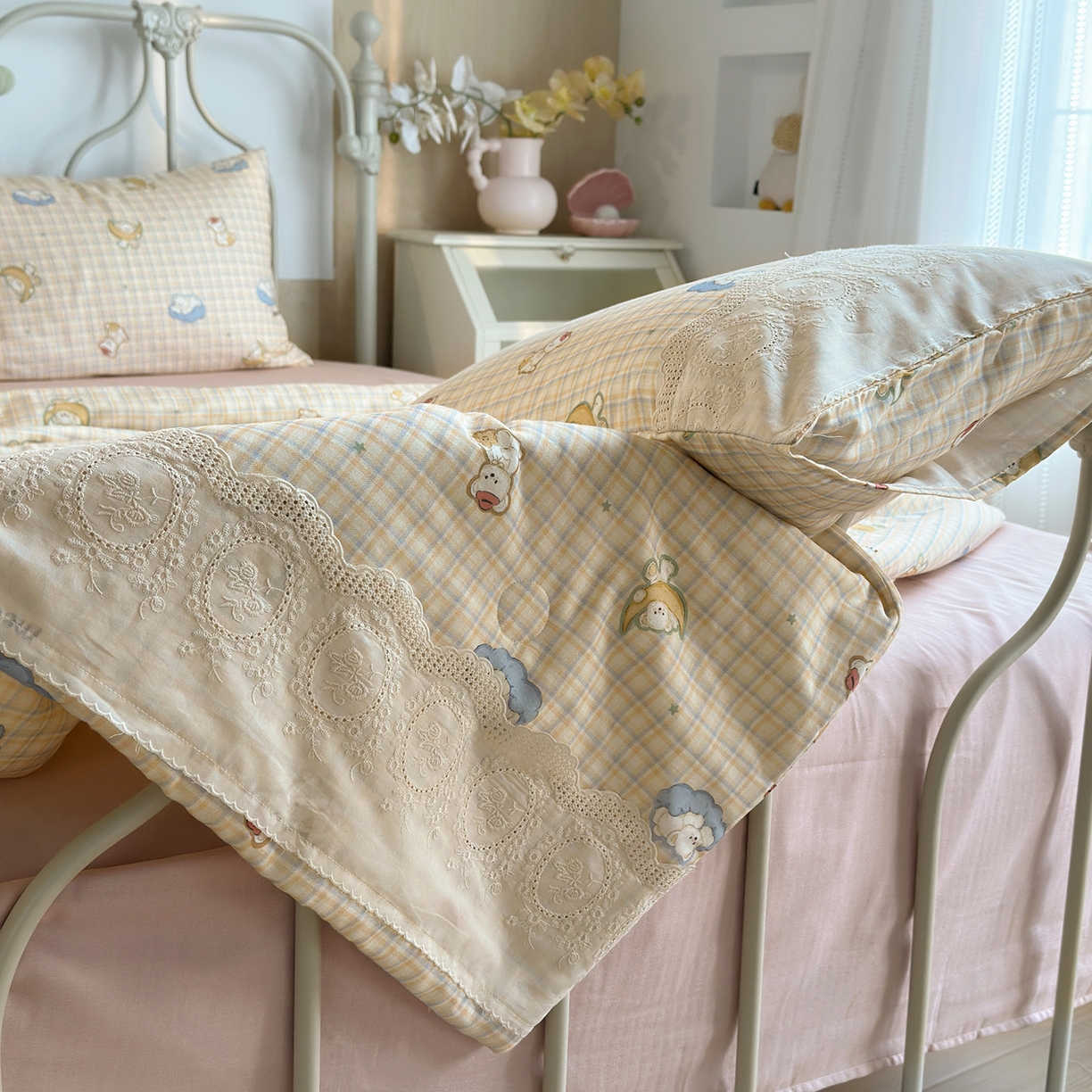 91家纺网 家纺一手货源 找家纺 绫韵家纺 2026夏季新品A类全棉双层纱法式大花边夏被四件套 星月小熊蓝