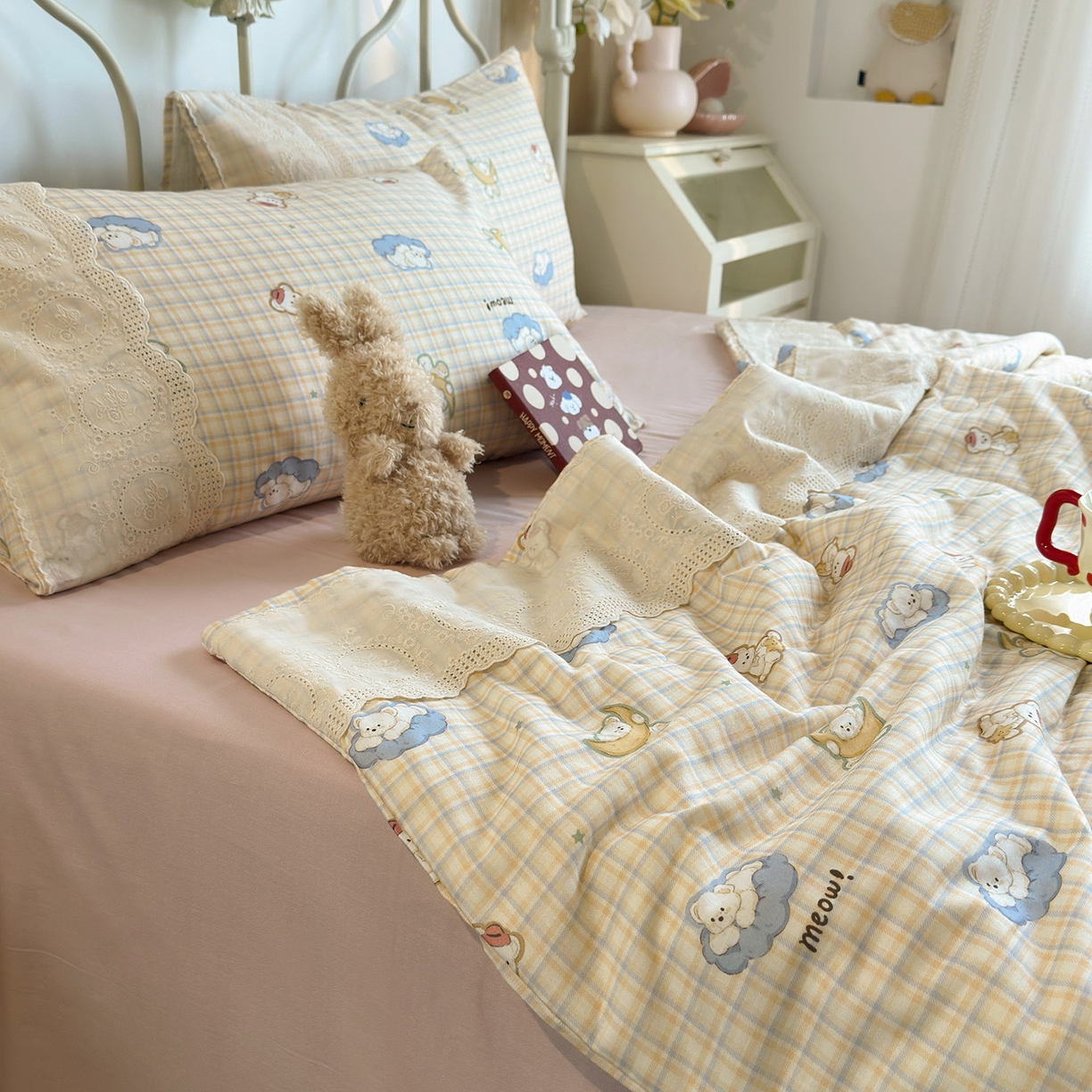 91家纺网 家纺一手货源 找家纺 绫韵家纺 2026夏季新品A类全棉双层纱法式大花边夏被四件套 星月小熊蓝