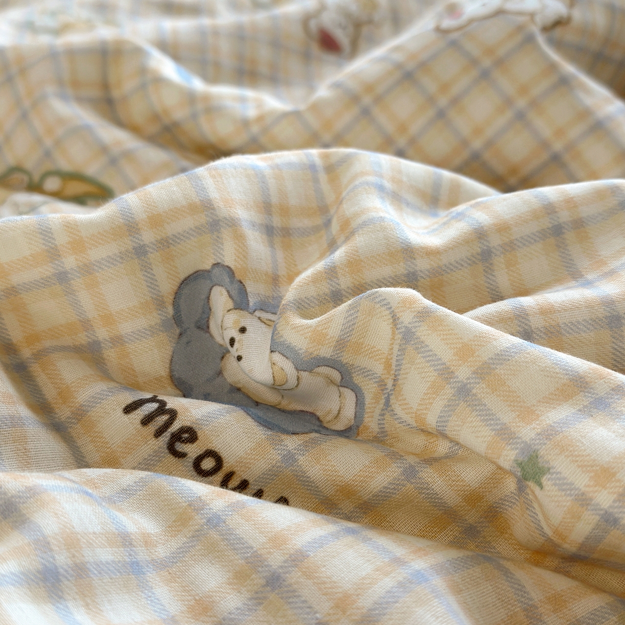 91家纺网 家纺一手货源 找家纺 绫韵家纺 2026夏季新品A类全棉双层纱法式大花边夏被四件套 星月小熊蓝