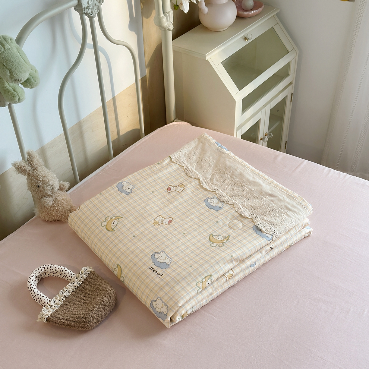 91家纺网 家纺一手货源 找家纺 绫韵家纺 2026夏季新品A类全棉双层纱法式大花边夏被四件套 星月小熊蓝