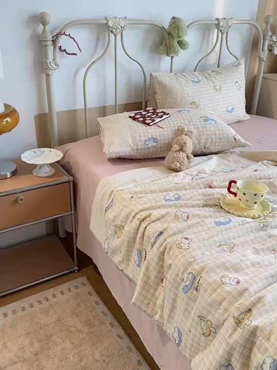 91家纺网 家纺一手货源 找家纺 绫韵家纺 2026夏季新品A类全棉双层纱法式大花边夏被四件套 星月小熊蓝