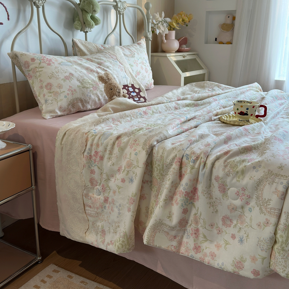 91家纺网 家纺一手货源 找家纺 绫韵家纺 2026夏季新品A类全棉双层纱法式大花边夏被四件套 庄园秘境