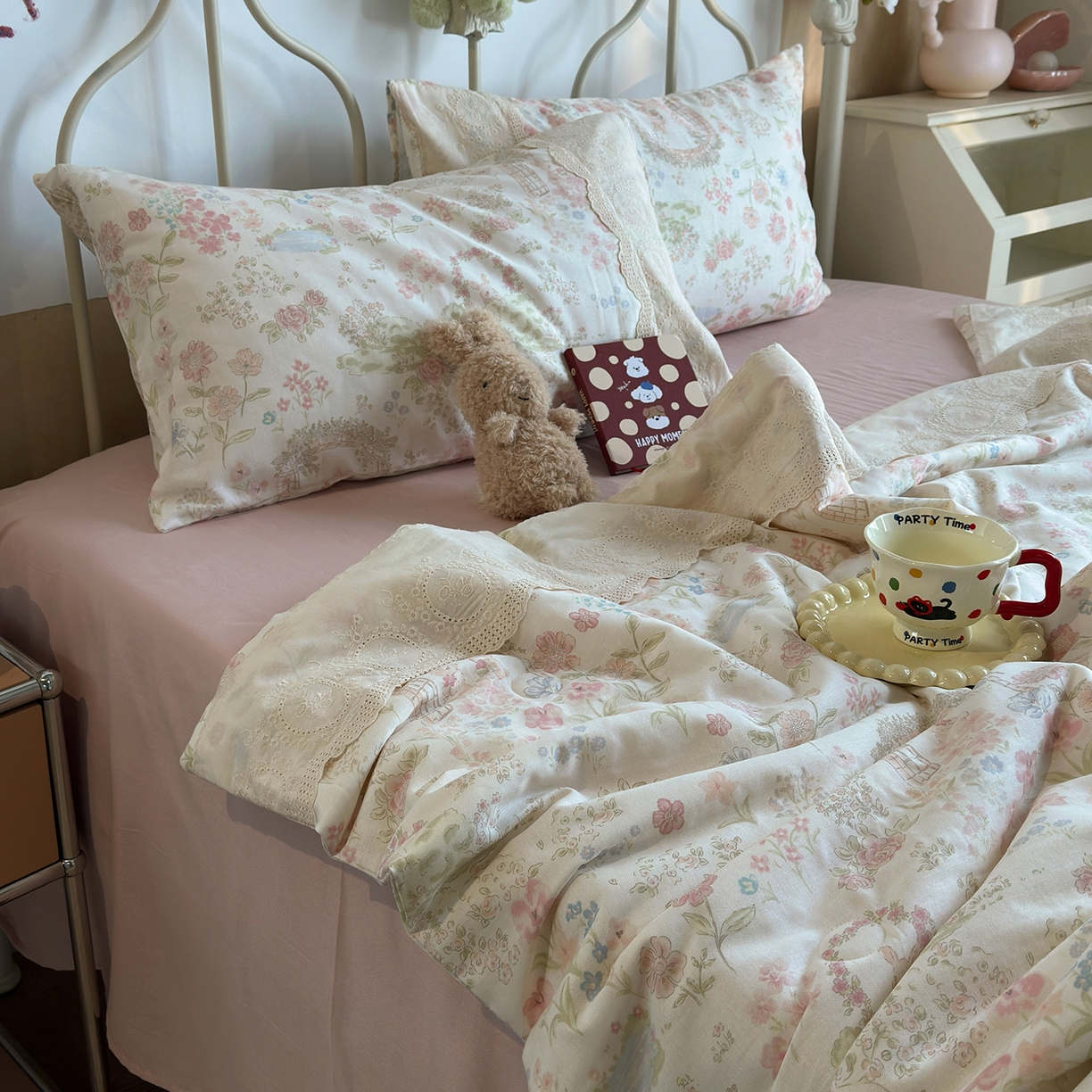 91家纺网 家纺一手货源 找家纺 绫韵家纺 2026夏季新品A类全棉双层纱法式大花边夏被四件套 庄园秘境