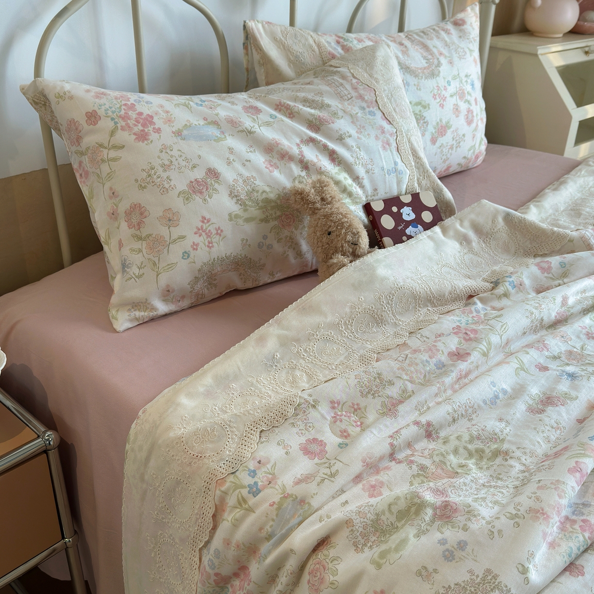 91家纺网 家纺一手货源 找家纺 绫韵家纺 2026夏季新品A类全棉双层纱法式大花边夏被四件套 庄园秘境