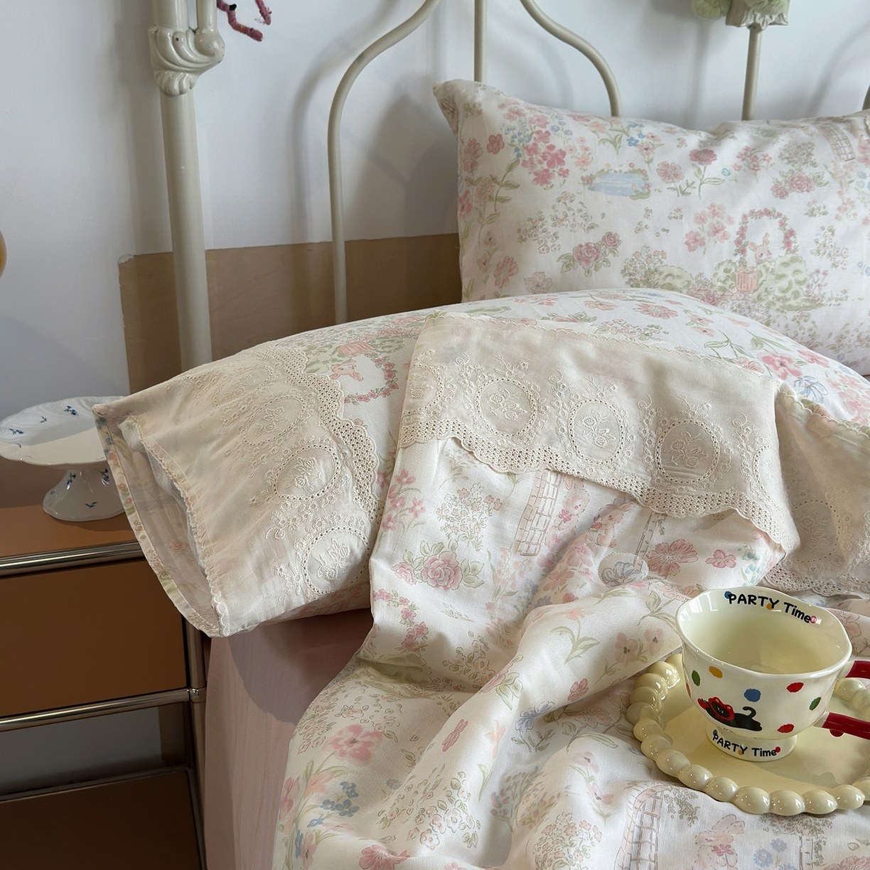 91家纺网 家纺一手货源 找家纺 绫韵家纺 2026夏季新品A类全棉双层纱法式大花边夏被四件套 庄园秘境