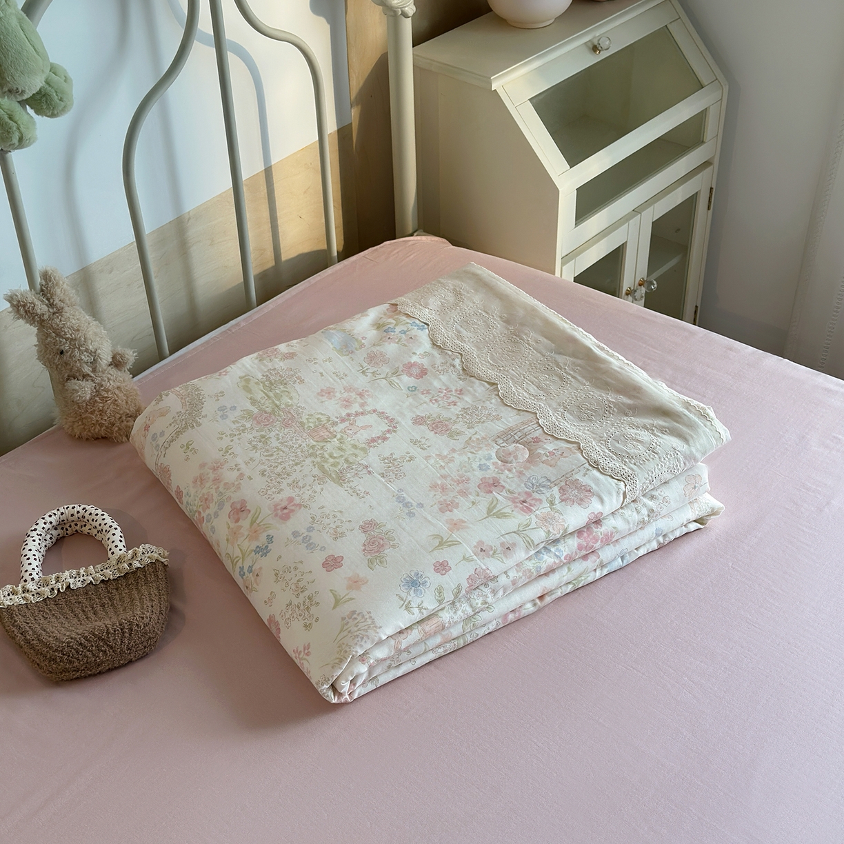 91家纺网 家纺一手货源 找家纺 绫韵家纺 2026夏季新品A类全棉双层纱法式大花边夏被四件套 庄园秘境