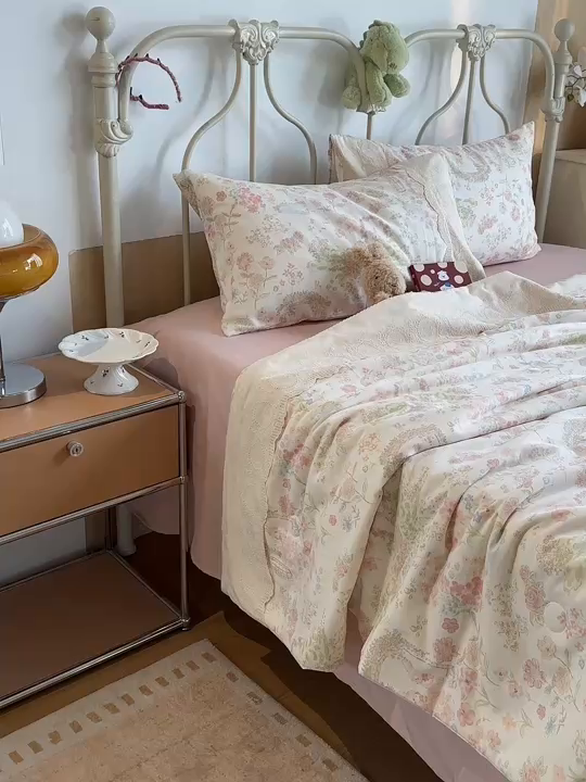 91家纺网 家纺一手货源 找家纺 绫韵家纺 2026夏季新品A类全棉双层纱法式大花边夏被四件套 庄园秘境