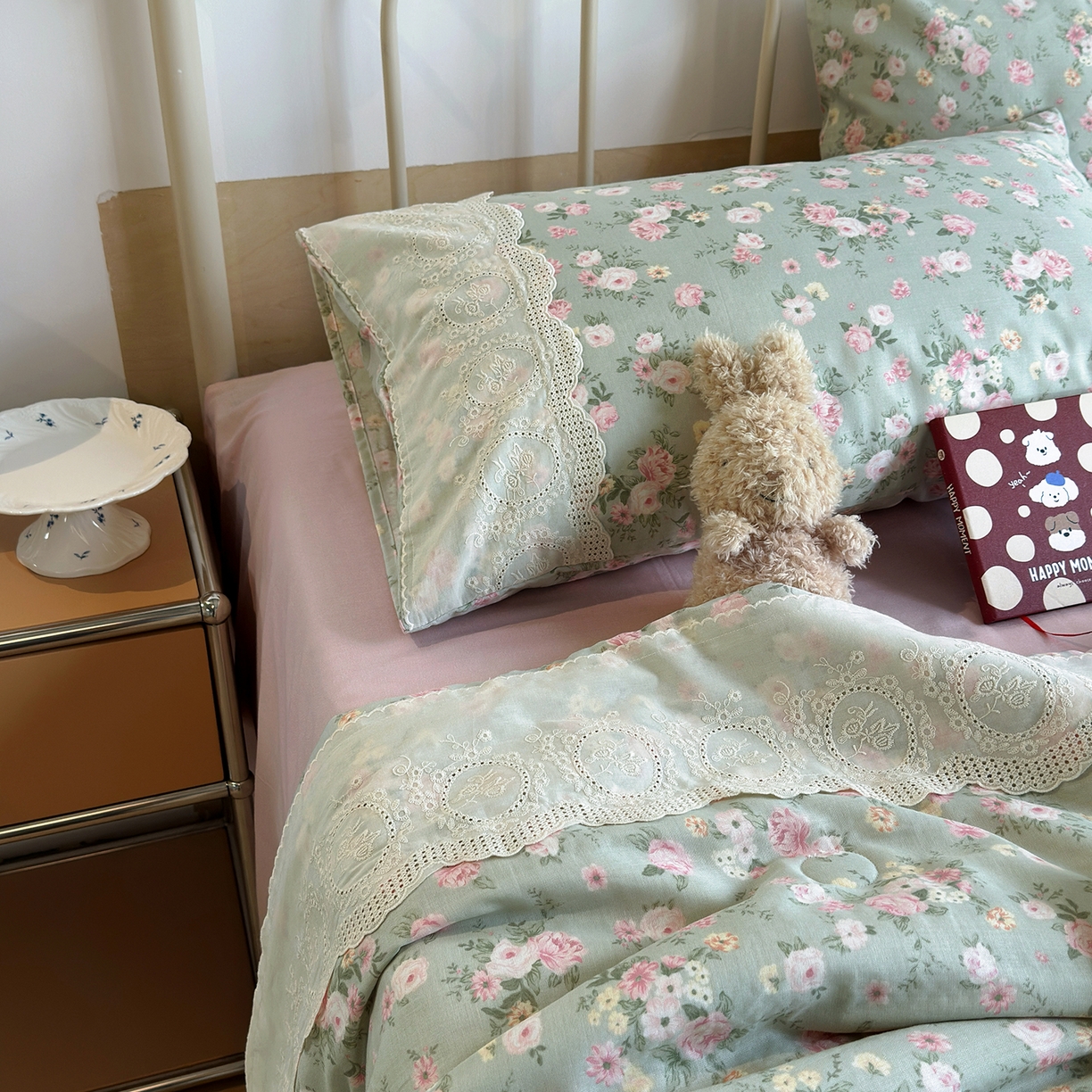 91家纺网 家纺一手货源 找家纺 绫韵家纺 2026夏季新品A类全棉双层纱法式大花边夏被四件套 诗野集·绿