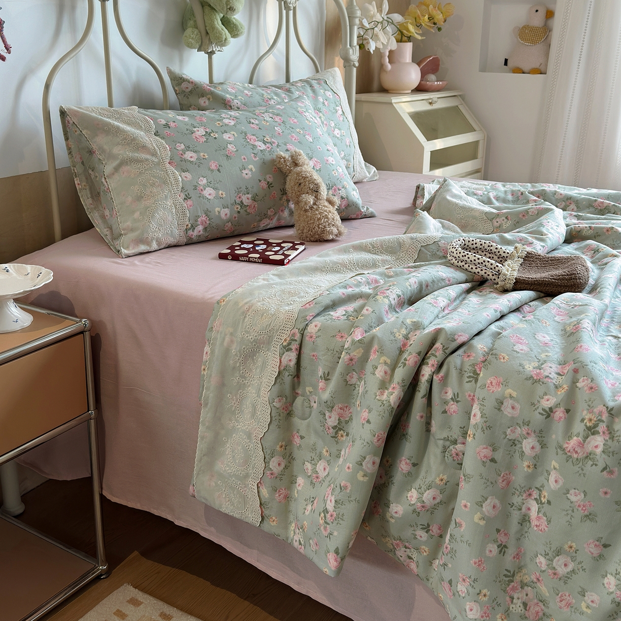 91家纺网 家纺一手货源 找家纺 绫韵家纺 2026夏季新品A类全棉双层纱法式大花边夏被四件套 诗野集·绿